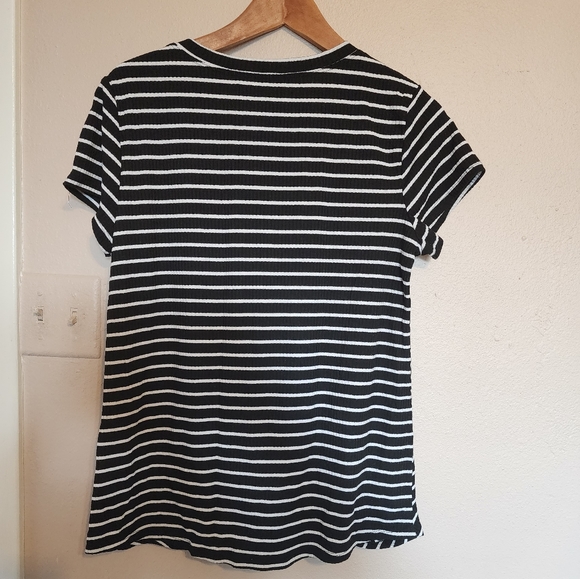 APT.9 Tee (🌵FOR BUNDLES ONLY) - Picture 2 of 4